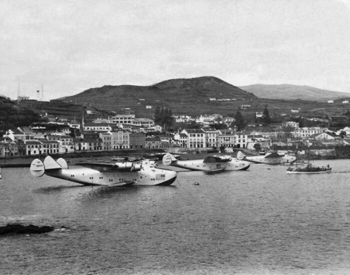 Hidroavioes-da-Pan-Am-no-port-da-Horta-em-1939-700x550